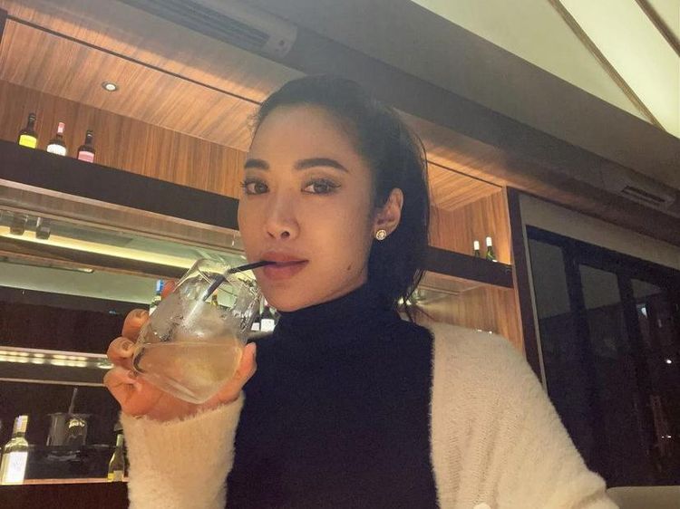 Gaya Keren Widi Vierratale Saat Nikmati Minuman hingga Makan Pizza