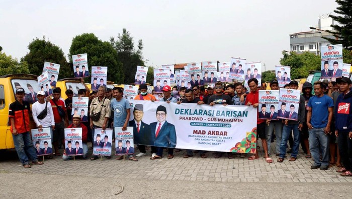 Relawan yang menamakan diri Masyarakat Angkutan Darat dan Angkutan Kota Bandung Barat (Mad Akbar) menggelar deklarasi dukungan untuk pasangan Prabowo Subianto dan Abdul Muhaimin Iskandar maju dalam Pemilihan Presiden 2022.