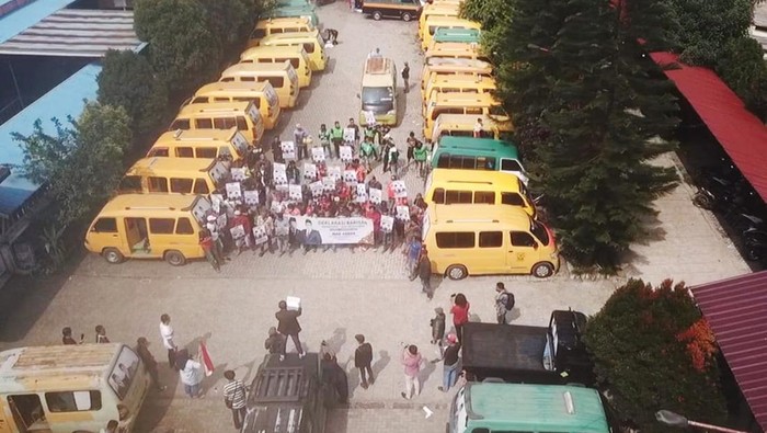Relawan yang menamakan diri Masyarakat Angkutan Darat dan Angkutan Kota Bandung Barat (Mad Akbar) menggelar deklarasi dukungan untuk pasangan Prabowo Subianto dan Abdul Muhaimin Iskandar maju dalam Pemilihan Presiden 2022.