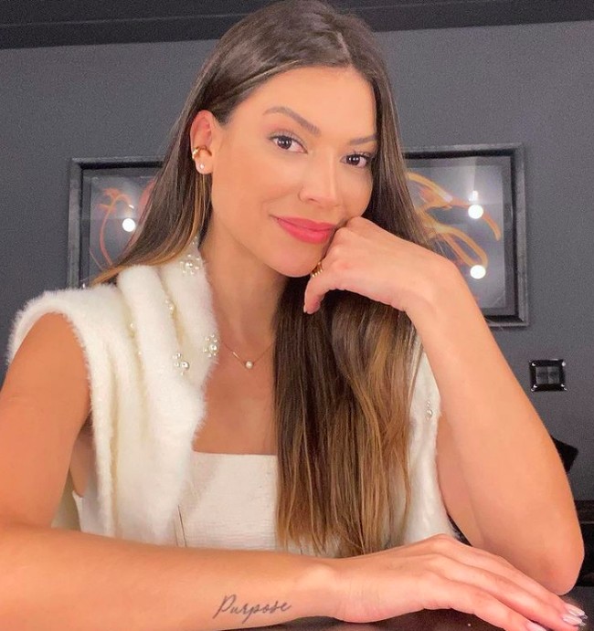 Gleycy Correia merupakan kekasih Dia juga diketahui sebagai kekasih Adilson Maringa, kiper asal Brazil yang untuk Arema FC di Liga 1. Pada Maret lalu, Maringa mengunggah video kekasihnya tersebut. Di keterangan videonya, Maringa menyebut Gleycy sebagai istri masa depannya. Foto: dok. Instagram/@gleycycorreia