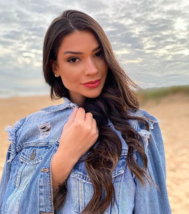 Gleycy memenangkan ratu kecantikan Miss United Continents Brazil pada 2018. Selain menjadi model dan influencer, Gleycy juga berprofesi sebagai ahli kecantikan yang memberikan jasa permanen makeup. Foto: dok. Instagram/@gleycycorreia