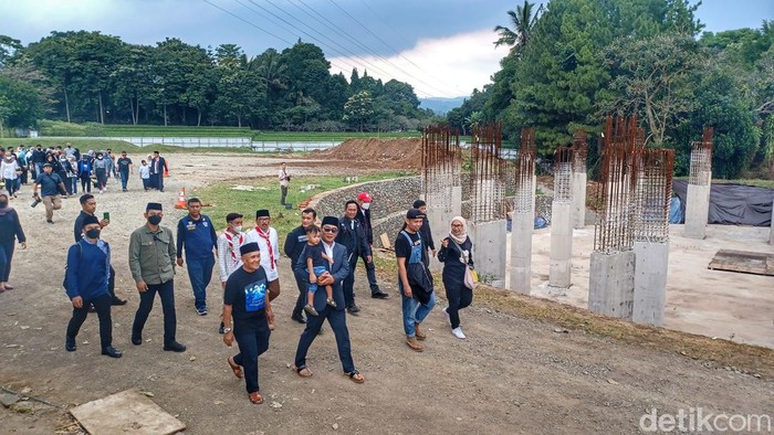 Gubernur Jabar Ridwan Kamil saat menyambangi makan Emmeril Kahn Mumtadz di Cimaung