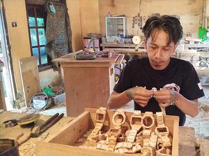 Melihat Putu Edit Bekerja, Sulap Kayu Bekas Jadi Jam Tangan Unik
