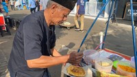 Kerak telor hampir selesai dibuat! Penjual kerak telor ini sedang memberi tambahan ebi dan bawang goreng agar rasanya makin nikmat. Foto: Detikcom