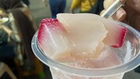 Jika ingin minuman yang manis segar, es selendang mayang ini cocok diminum. Ditambah irisan adonan kenyal, rasanya lebih ajib. Foto: Detikcom