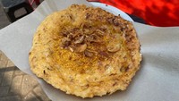 Kuliner Betawi yang wajib dicoba di PRJ adalah kerak telor! Rasanya yang gurih legit membuatnya jadi primadona di kalangan pengunjung. Foto: Detikcom
