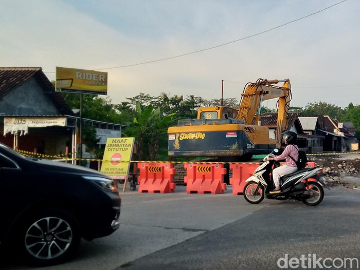 Jembatan jalan lingkar Barat Delanggu-Klaten ditutup untuk perbaikan, Sabtu (25/6/2022).