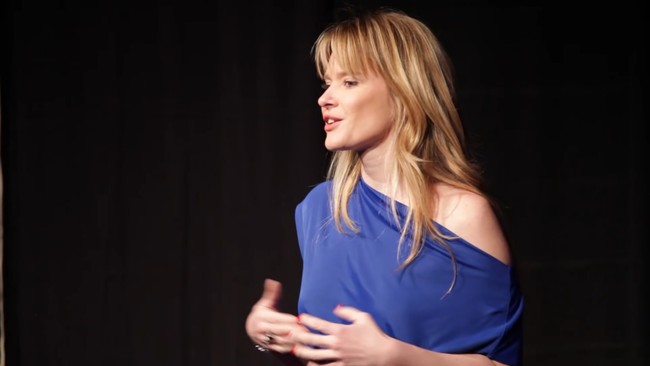 Dalam esainya di Marie Claire, Justine mengungkap pertemuannya dengan Elon. Dikatakan jika ia baru merintis sebagai penulis sekaligus kuliah di Universitas Queen, Kanada ketika didekati Elon. Sempat berniat meng-ghosting di hari pertemuan saat diajak kencan, Elon bersikeras mencari dan berhasil menemukannya dengan dua es krim di tangan yang meluluhkannya.Foto: YouTube TEDx Talk