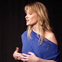 Dalam esainya di Marie Claire, Justine mengungkap pertemuannya dengan Elon. Dikatakan jika ia baru merintis sebagai penulis sekaligus kuliah di Universitas Queen, Kanada ketika didekati Elon. Sempat berniat meng-ghosting di hari pertemuan saat diajak kencan, Elon bersikeras mencari dan berhasil menemukannya dengan dua es krim di tangan yang meluluhkannya.Foto: YouTube TEDx Talk