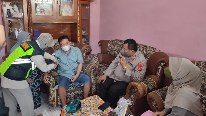 Kapolres Bogor AKBP Iman Imanuddin jenguk personel yang sakit kronis