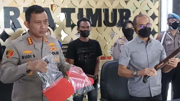 Kapolres Metro Jakarta Timur Kombes Pol Budi Sartono (kiri) menunjukkan barang bukti kejahatan pada jumpa pers kasus penyerangan permukiman warga Rawa Bunga (ANTARA/Yogi Rachman/aa)
