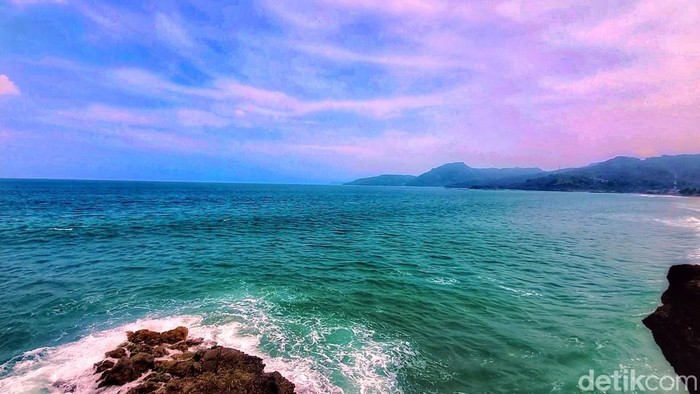 Karang Hawu di kawasan Geopark Cileuh Palabuhanratu, Sukabumi.