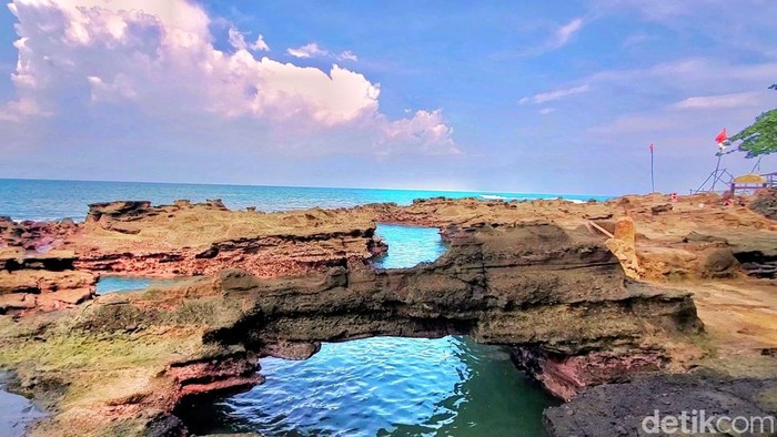 Karang Hawu di kawasan Geopark Cileuh Palabuhanratu, Sukabumi.