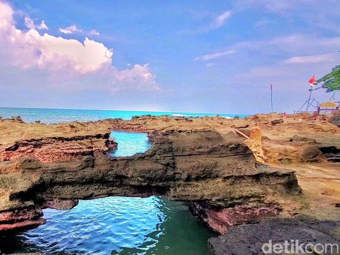 Karang Hawu di kawasan Geopark Cileuh Palabuhanratu, Sukabumi.