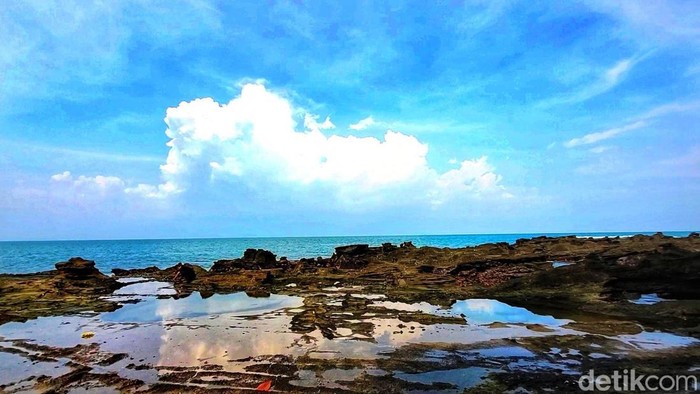 Karang Hawu di kawasan Geopark Cileuh Palabuhanratu, Sukabumi.