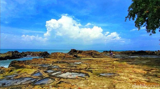 Karang Hawu di kawasan Geopark Cileuh Palabuhanratu, Sukabumi.