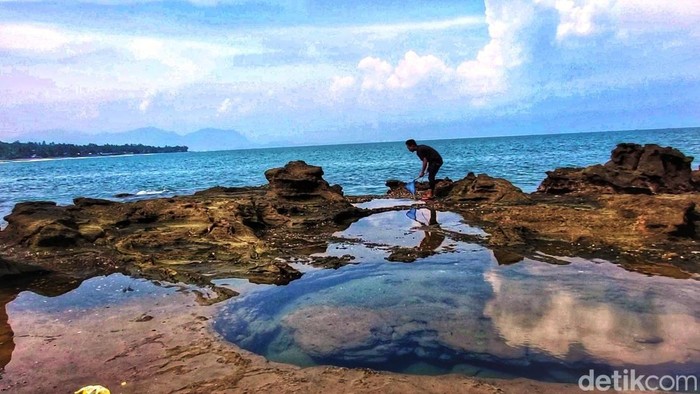 Karang Hawu di kawasan Geopark Cileuh Palabuhanratu, Sukabumi.