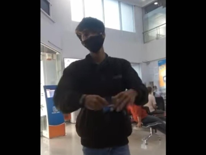 Video seorang pria merobek buku tabungan BRI viral di sosial media. Aksi tersebut dilakukan karena merasa saldonya terus berkurang.