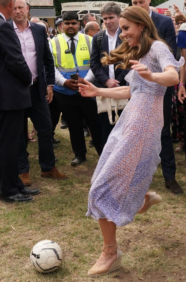 Ia tampak memadukan gaun dan sepatu espadrilles model wedges dengan sol tinggi. Foto: Getty Images/WPA Pool