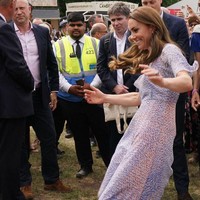 Ia tampak memadukan gaun dan sepatu espadrilles model wedges dengan sol tinggi. Foto: Getty Images/WPA Pool