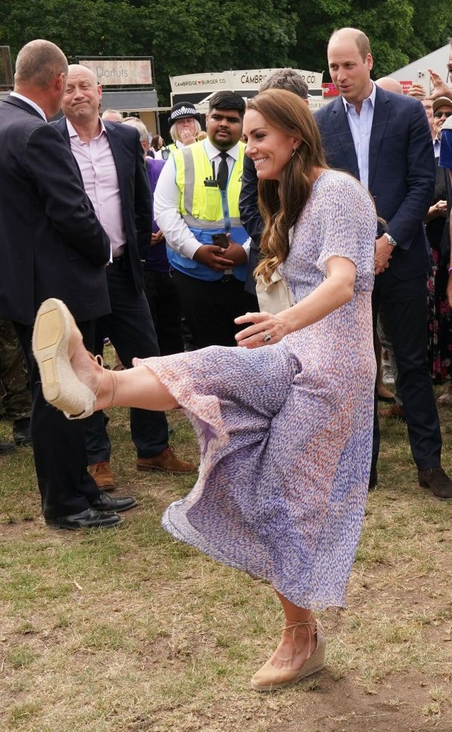 Tak disangka, tanpa melepas sepatu sandalnya, Kate Middleton dengan lincah menendang bola di atas rumput. Foto: Getty Images/WPA Pool
