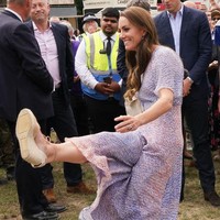 Tak disangka, tanpa melepas sepatu sandalnya, Kate Middleton dengan lincah menendang bola di atas rumput. Foto: Getty Images/WPA Pool