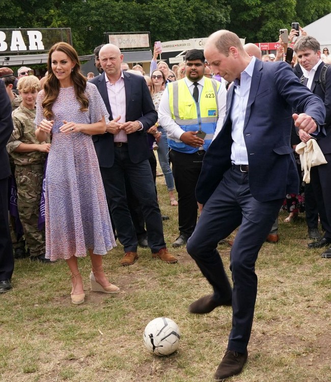 Tak mau kalah, Pangeran William juga ikut menendang bola sambil disaksikan istri tercinta. Foto: Getty Images/WPA Pool