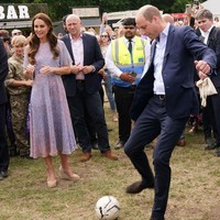 Tak mau kalah, Pangeran William juga ikut menendang bola sambil disaksikan istri tercinta. Foto: Getty Images/WPA Pool