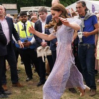 Duchess of Cambridge tampil anggun seperti biasanya mengenakan gaun midi chiffon warna lavender dari brand LK Bennett.  Foto: Getty Images/WPA Pool