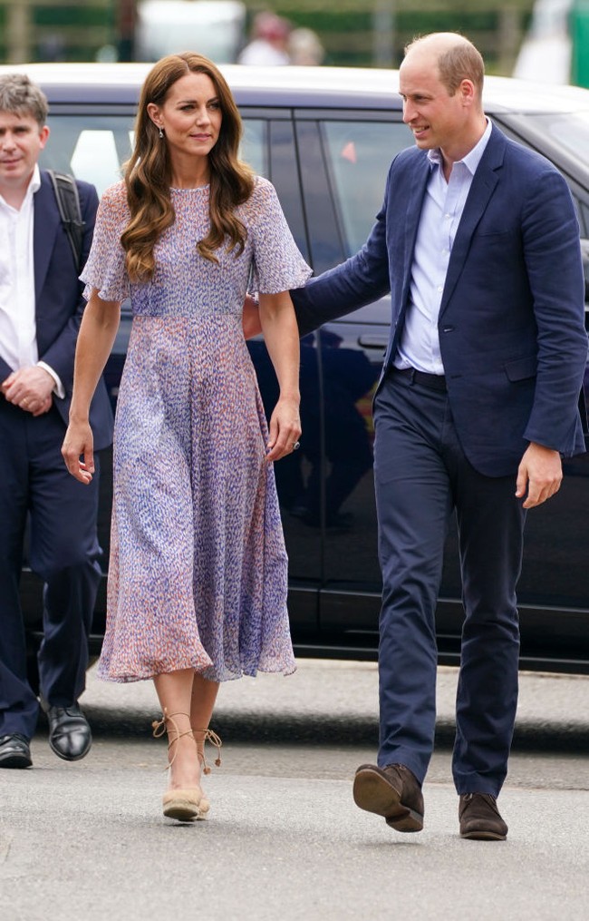 Kate Middleton dan Pangeran William melakukan kunjungan ke Cambridgeshire, Inggris, pada Kamis (23/6/2022). Keduanya hadir untuk bertemu dengan anggota bisnis dan komunitas lokal di Cambridgeshire County Day. Foto: Getty Images/WPA Pool