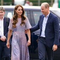 Kate Middleton dan Pangeran William melakukan kunjungan ke Cambridgeshire, Inggris, pada Kamis (23/6/2022). Keduanya hadir untuk bertemu dengan anggota bisnis dan komunitas lokal di Cambridgeshire County Day. Foto: Getty Images/WPA Pool