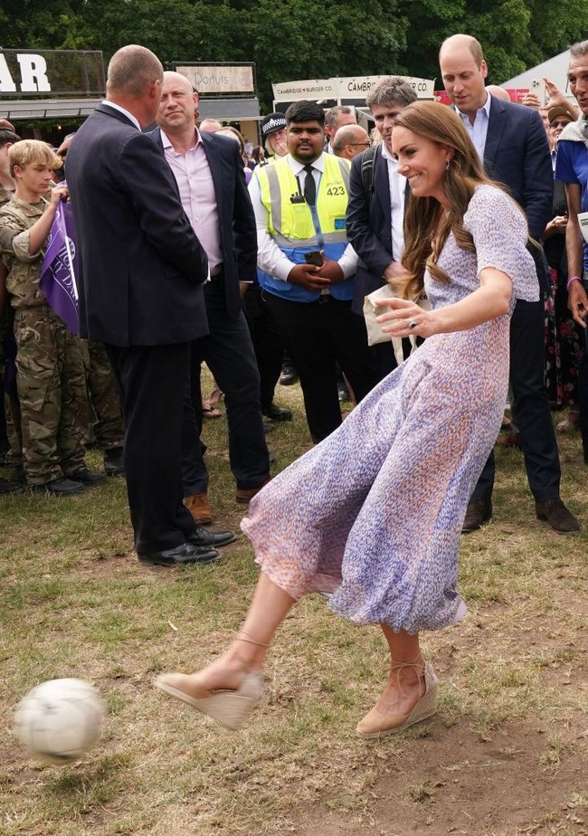 Di sela-sela kunjungannya, Kate Middleton memamerkan kemampuan atletisnya dengan mencoba menendang bola. Foto: Getty Images/WPA Pool
