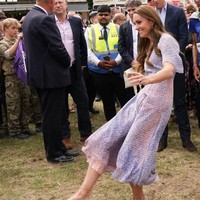 Di sela-sela kunjungannya, Kate Middleton memamerkan kemampuan atletisnya dengan mencoba menendang bola. Foto: Getty Images/WPA Pool