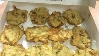  Lagi-lagi menggunakan kardus bekas kemasan donat. Bukan donat dengan topping cokelat yang lezat, kardus donat ini justru berisi bakwan sayur yang bahkan disusun sesuai urutan seperti donat. Foto: Twitter/txtdrkuliner
