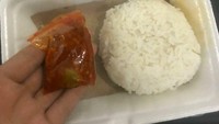 Membeli makanan secara online, netizen ini dikejutkan dengan isi makanan yang dipesan. Tidak ada yang mengkhawatirkan dari bentuk nasi dan sambalnya, hanya saja lauknya masih tertinggal di tempat penjual makanannya. Foto: Twitter/txtdrkuliner