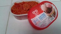 Di hari yang panas, melihat sekotak es krim yang lembut dan dingin seolah menyegarkan pikiran. Tetapi, harus berhati-hati karena ketika dibuka bisa jadi isinya sambal buatan ibu. Foto: Twitter/txtdrkuliner