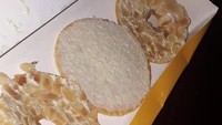 Bersiap menyantap donat yang empuk dan manis, sepertinya pemilik donat harus bersabar. Donat yang baru dibelinya ini justru gepeng dan tak lagi utuh bentuknya. Foto: Twitter/txtdrkuliner