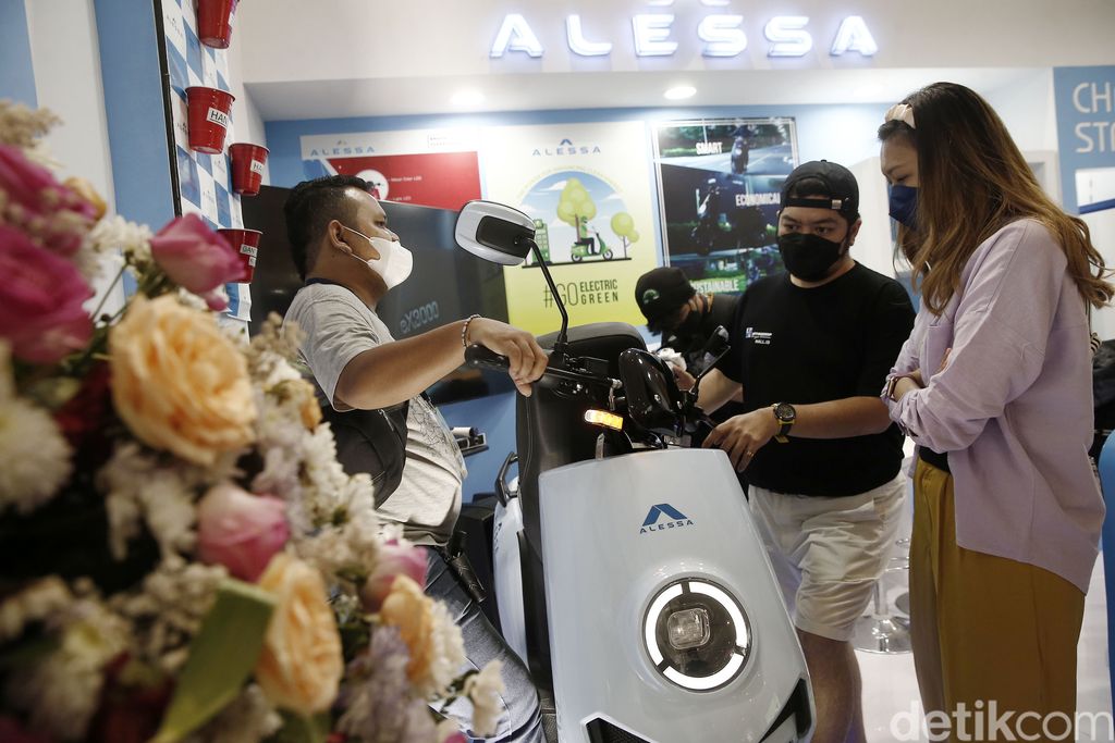 Alessa Motors Nusantara turut memeriahkan pameran teknologi Indocomtech 2022 dengan menampilkan motor listrik EX 3000. Begini penampakan motor listrik tersebut.
