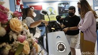 Pengunjung melihat-lihat motor listrik yang dipamerkan di Indocomtech 2022.