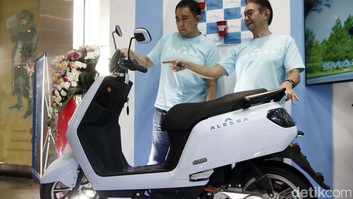 Alessa Motors Nusantara turut memeriahkan pameran teknologi Indocomtech 2022 dengan menampilkan motor listrik EX 3000. Begini penampakan motor listrik tersebut.