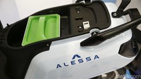 Salah satu keunggulan motor listrik ini adalah smart battery dengan daya lebih besar untuk kelas motor serupa.