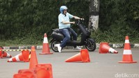 Co Founder Alessa Motor Nusantara Handodjo Sutjipto melakukan test drive di kawasan JCC.