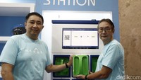 Co Founder Alessa Motor Nusantara Handodjo Sutjipto dan Founder Alessa Motors Nusantara Ing Tindjaja Soetadji menunjukkan charging station.
