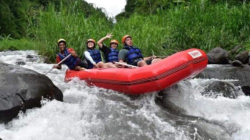 Keseruan para wisatawan saat melakukan rafting di BMW rafting Rendang