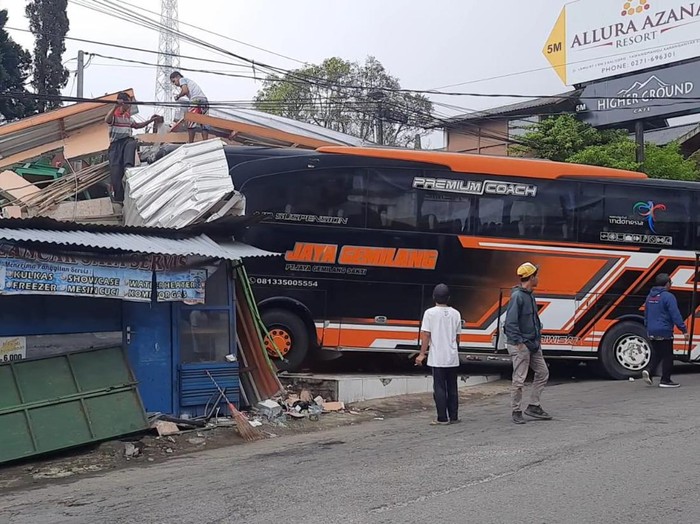 Kondisi bus pariwisata yang menabrak kios dan gudang di Tawangmangu, Karanganyar, Sabtu (25/6/2022).