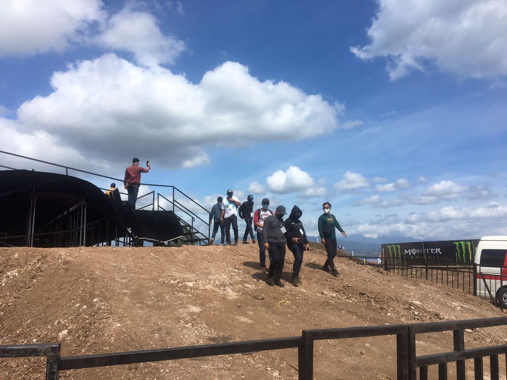 Kondisi jalan menanjak menuju area Sirkuit MXGP Samota, Sumbawa, NTB.