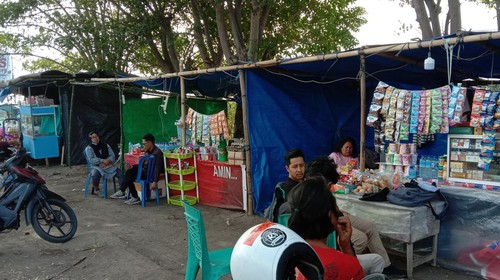 Lapak warga sepi pembeli di area parkir Sirkuit MXGP Samota, Sumbawa, NTB, Sabtu (25/6/2022).