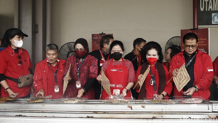 Ketua DPP PDI Perjuangan Puan Maharani membuka Festival Bakar Ikan Nusantara 2022 yang digelar PDI Perjuangan di Jakarta Convention Center (JCC), Jakarta Pusat, Sabtu (25/6/2022). Disela-sela acara, Puan juga ikut membakar ikan.