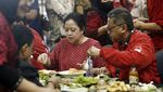 Momen Puan Bakar Ikan untuk Peringati Bulan Bung Karno