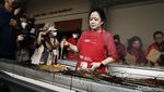 Momen Puan Bakar Ikan untuk Peringati Bulan Bung Karno